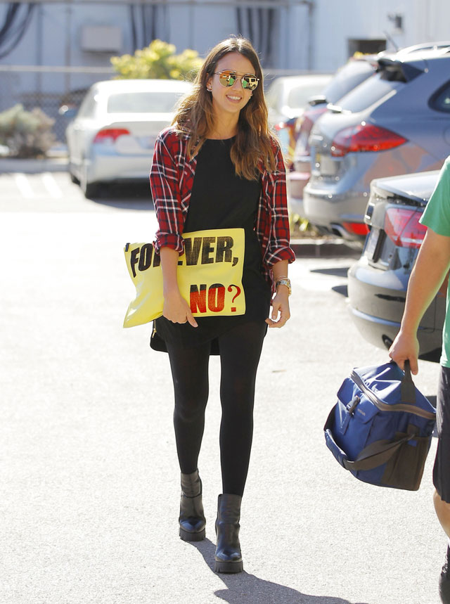 Jessica Alba's plaid shirt and Forever No clutch look for less