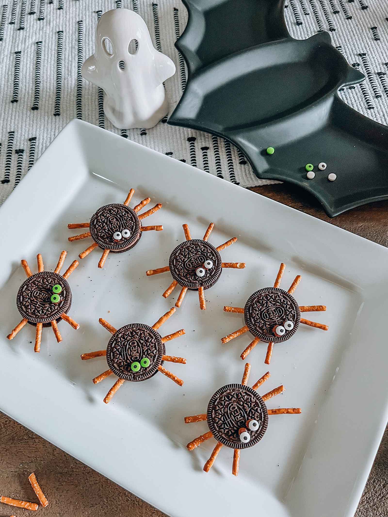 Dairy free and nut free Oreo spider snack treat dessert for Halloween