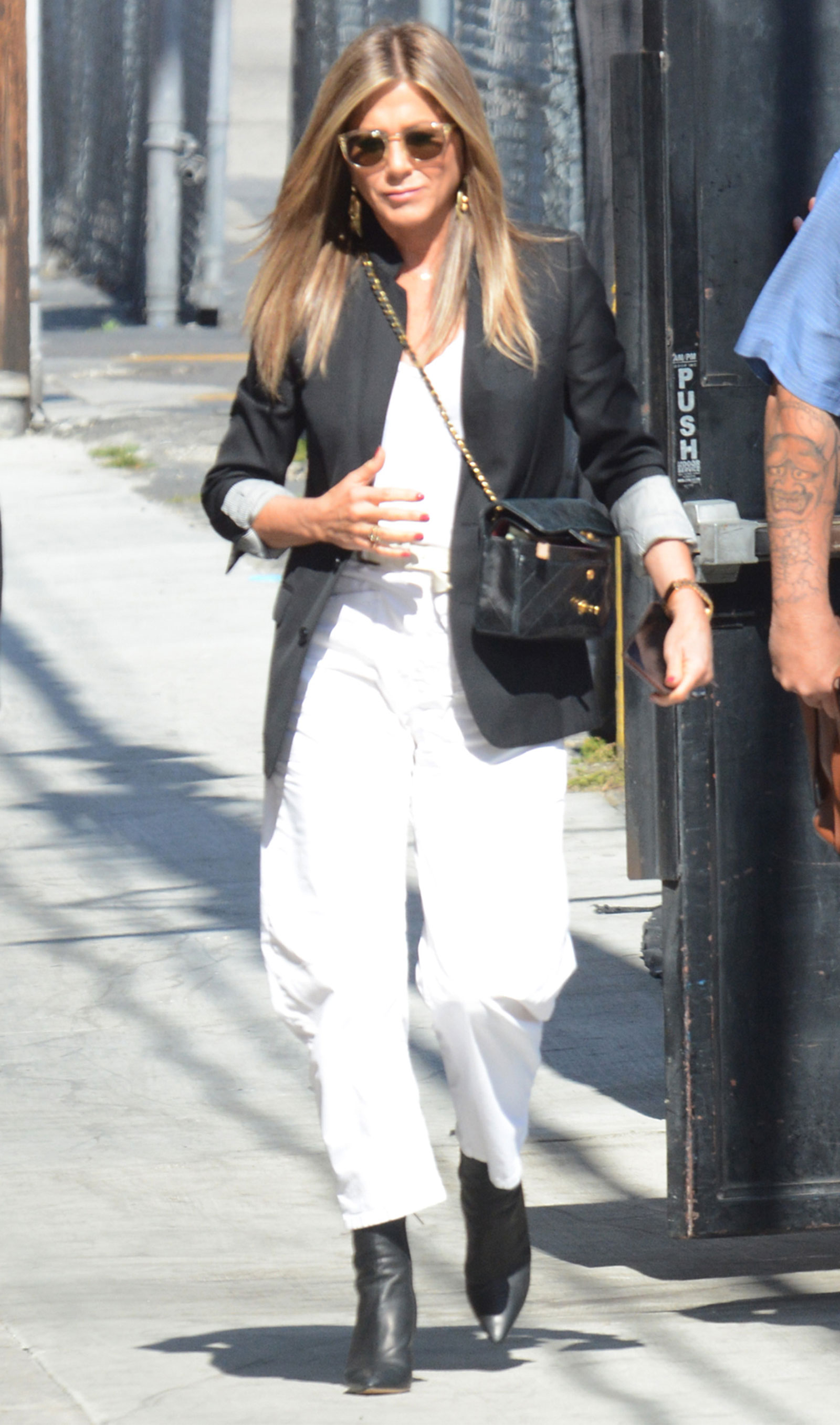 Love this black and white look on Jennifer Aniston